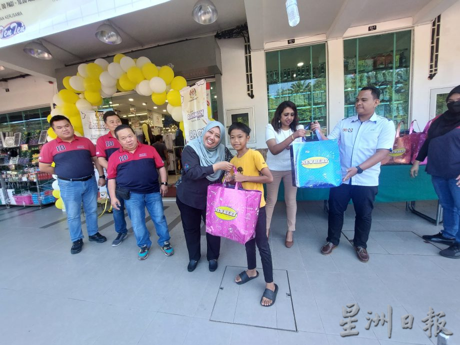柔:新闻: 若商家限制买统治品 民众可向贸消局投报
