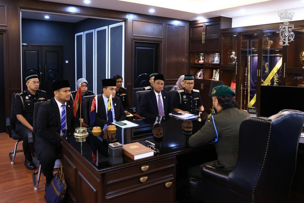 柔:新闻:柔摄政王接见移民局主管,讨论出入境运作改进