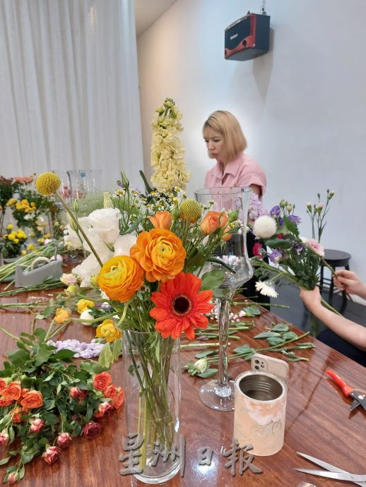 柔：时尚记事簿：弄花香满衣  花艺师巧手创高雅生活情趣