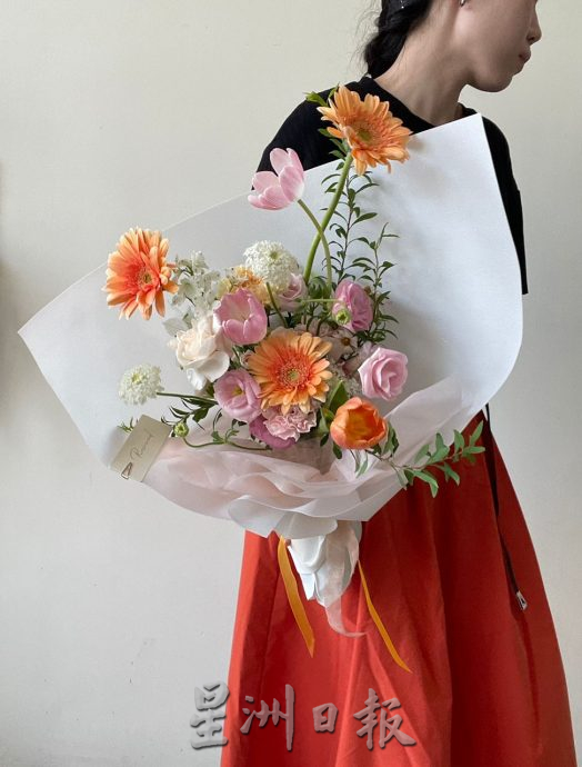柔：时尚记事簿：弄花香满衣  花艺师巧手创高雅生活情趣