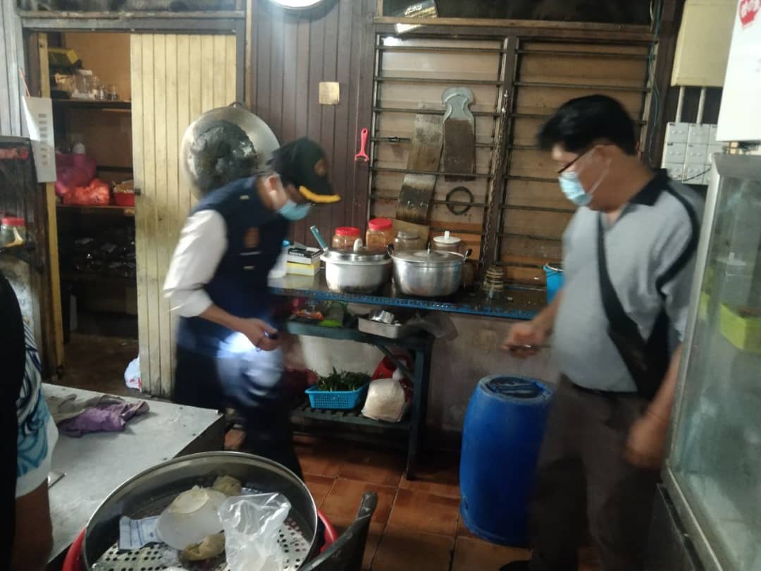 柔：麻卫生局展开“食肆卫生行动”，开出52张达1万3750令吉传票，勒令3食肆立即关店