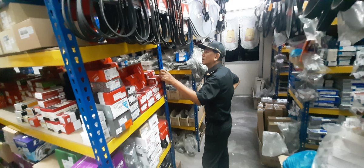 槟内贸局突击4店 起2万仿冒车零件