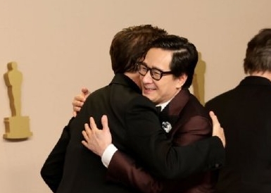 歧视亚裔无视关继威？ 网曝小罗拔道尼后台互动打脸