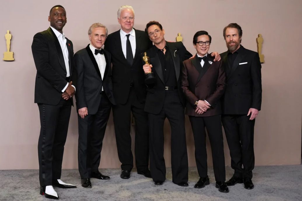 歧视亚裔无视关继威？ 网曝小罗拔道尼后台互动打脸