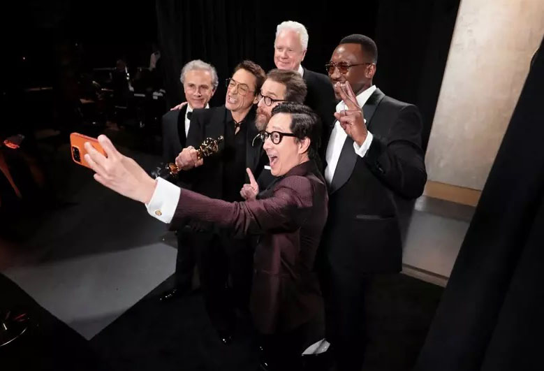 歧视亚裔无视关继威？ 网曝小罗拔道尼后台互动打脸