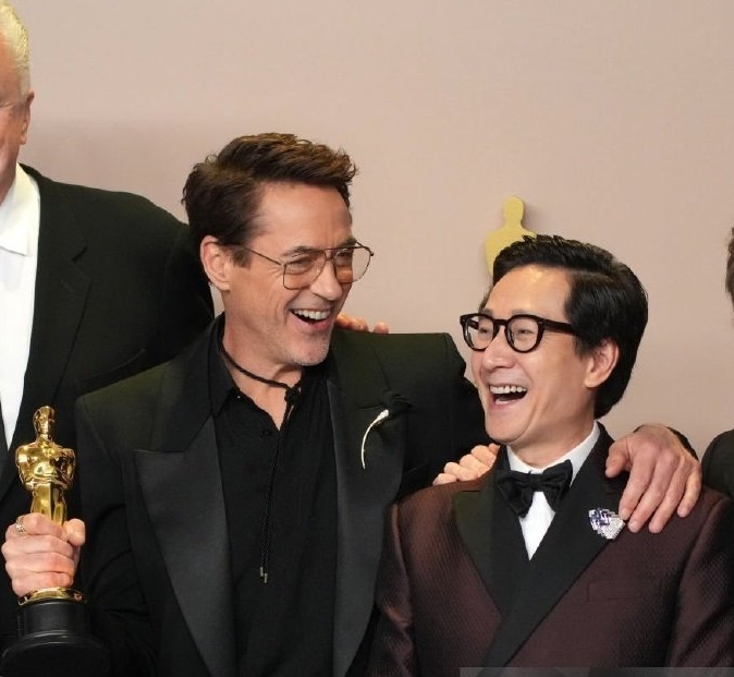 歧视亚裔无视关继威？ 网曝小罗拔道尼后台互动打脸