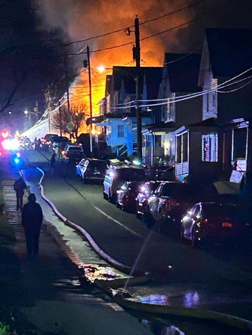 母泪眼看著家人陷火海 父与4幼儿惨遭烧死