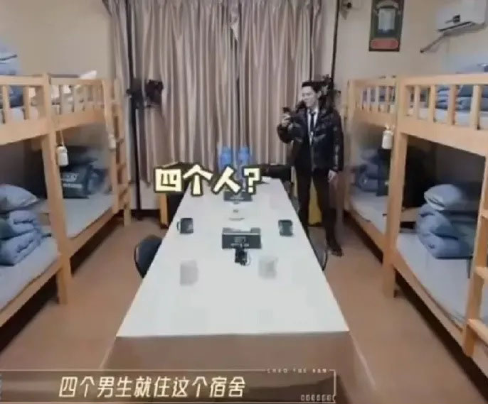 没看过上下铺床位？ 向佐遭酸：娇生惯养