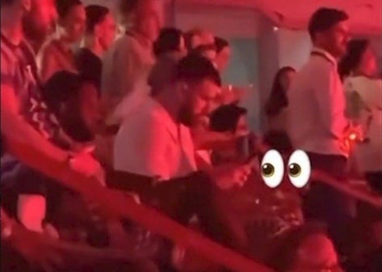 泰莱台上唱台下忙刷手机？ 球星男友被粉丝骂爆