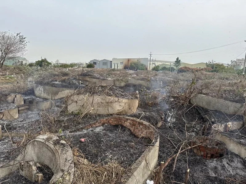 清明扫幕烧金纸引燃杂草 祖先坟墓也被烧光