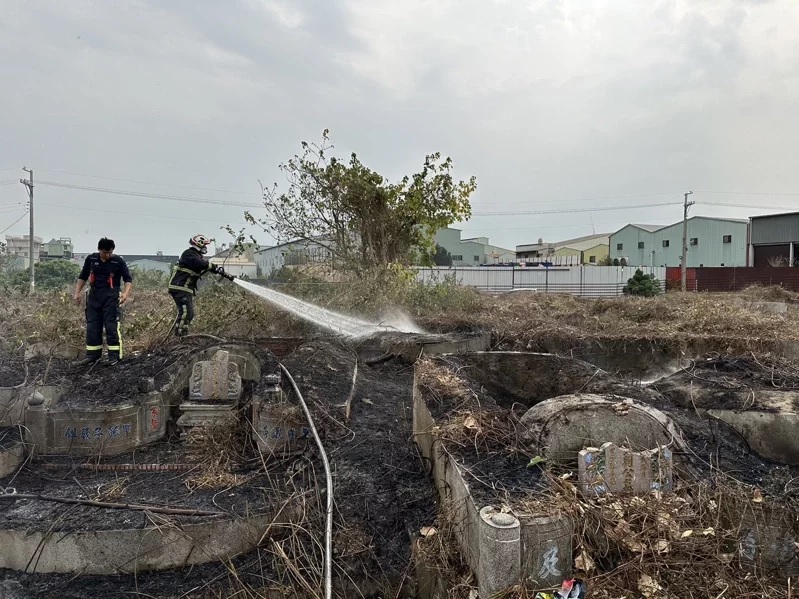 清明扫幕烧金纸引燃杂草 祖先坟墓也被烧光