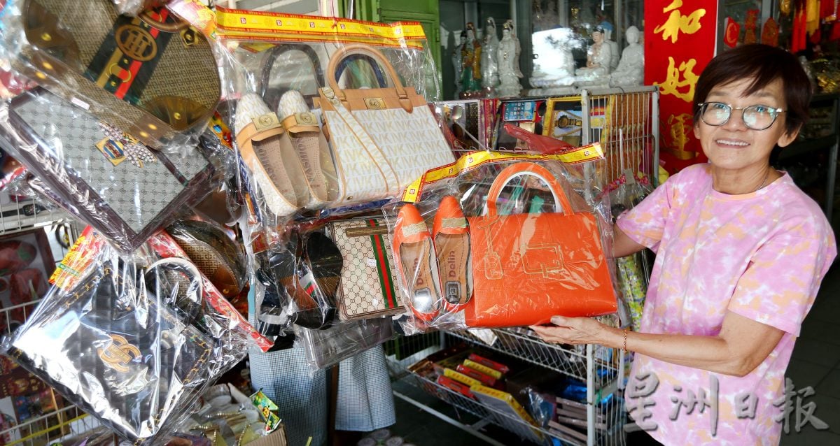 清明节纸扎祭品与时并进 新款电子产品包包美食吸睛
