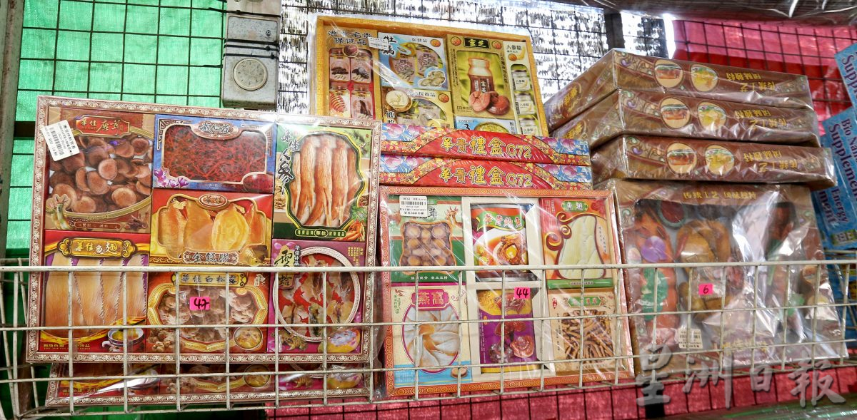清明节纸扎祭品与时并进 新款电子产品包包美食吸睛