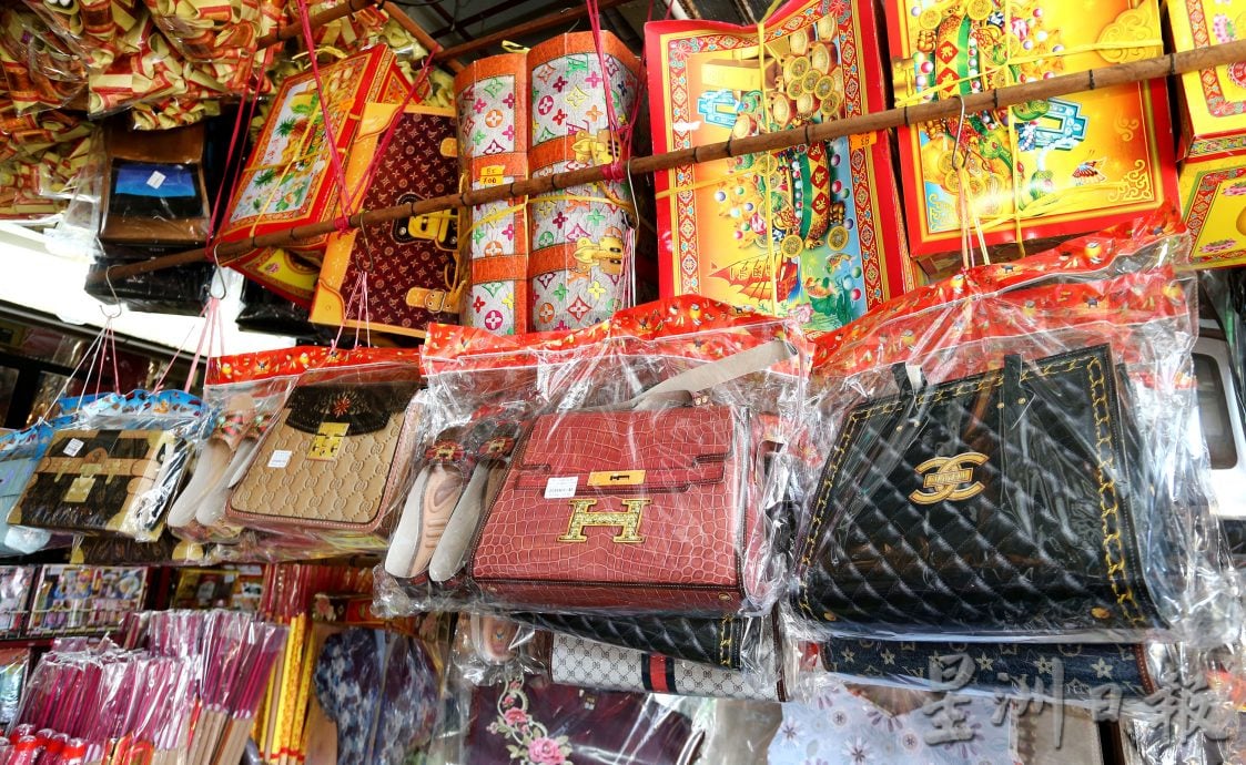 清明节纸扎祭品与时并进 新款电子产品包包美食吸睛