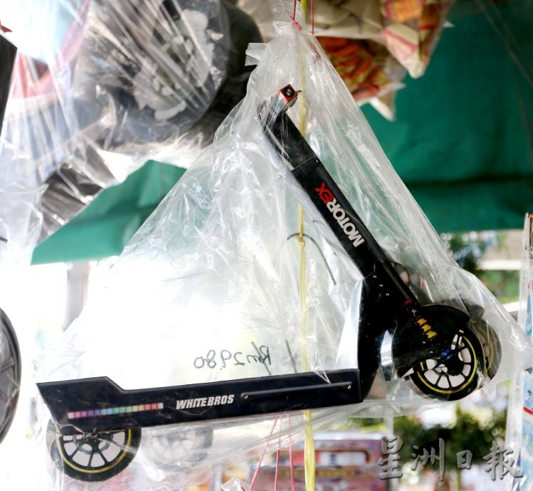 清明节纸扎祭品与时并进 新款电子产品包包美食吸睛