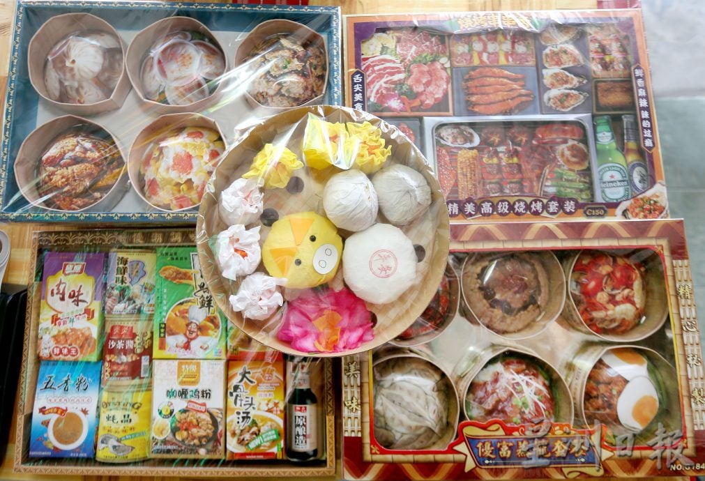 清明节纸扎祭品与时并进 新款电子产品包包美食吸睛
