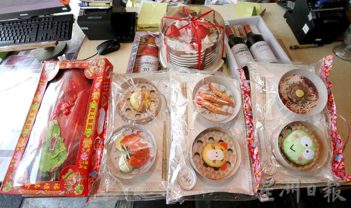 清明节纸扎祭品与时并进 新款电子产品包包美食吸睛