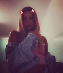 渴望出名!27岁女砍死爸妈 拍诡异影片“自称撒旦玩偶”