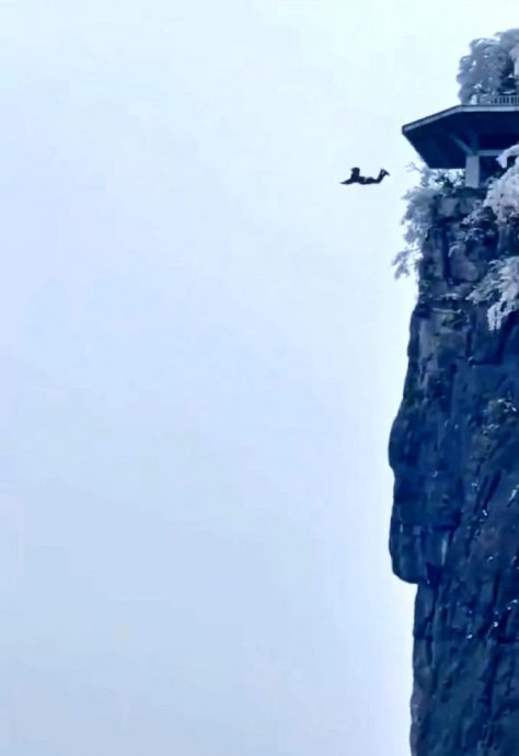 湖南张家界天门山景区男子疑跳崖 围观群众惊呼尖叫