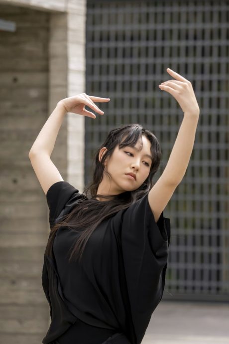 炎明熹新歌MV上线2小时急下架 歌迷怒轰粗制滥造