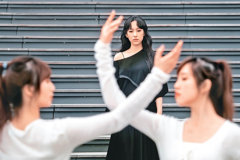 炎明熹新歌MV上线2小时急下架 歌迷怒轰粗制滥造