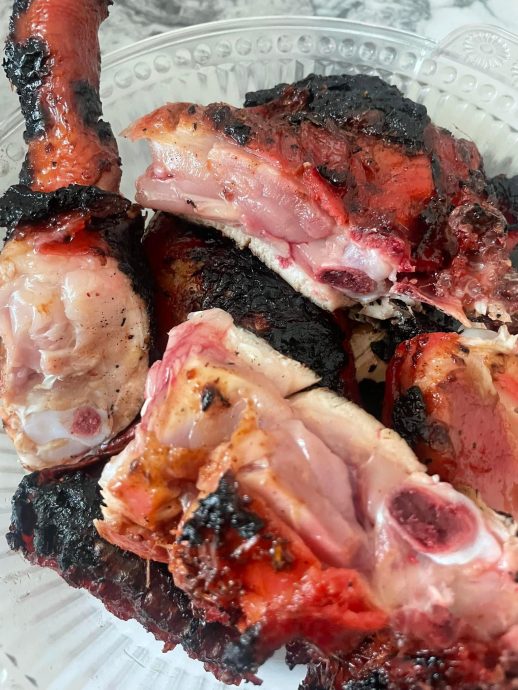 烤鸡带血不熟还敢卖！顾客：我又不是买四分熟牛排