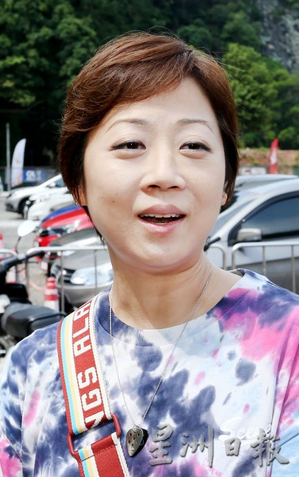热浪袭人无阻出游    撑伞戴帽子多喝水做好避暑