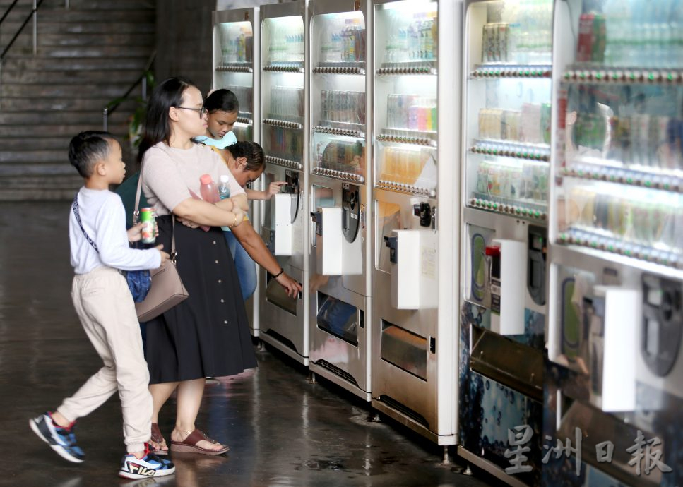 热浪袭人无阻出游    撑伞戴帽子多喝水做好避暑