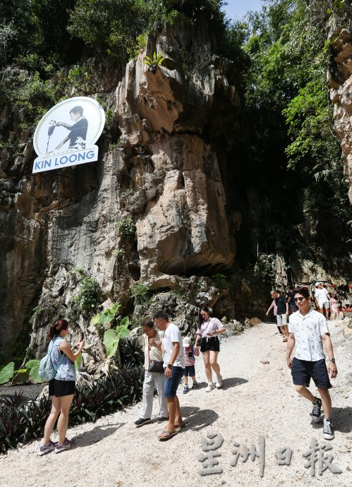 热浪袭人无阻出游    撑伞戴帽子多喝水做好避暑