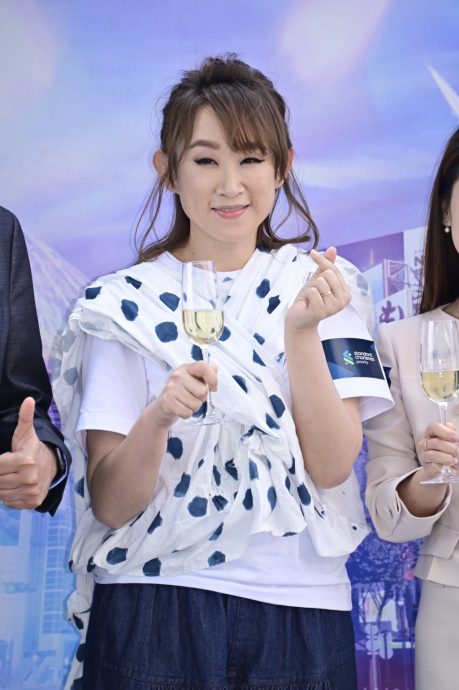 王菀之感恩与老公有艺术默契 预告大马巡唱带父母同行