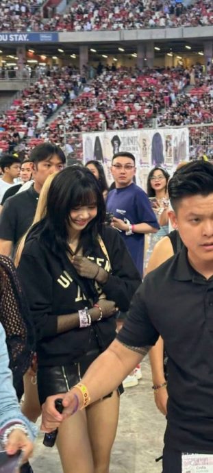 现身泰莱第2晚狮城巡演 Lisa化身迷妹意外引暴动