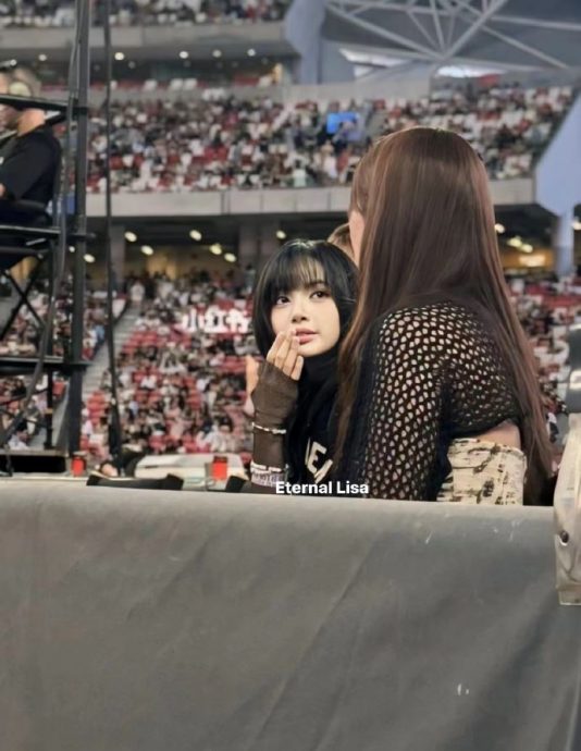 现身泰莱第2晚狮城巡演 Lisa化身迷妹意外引暴动