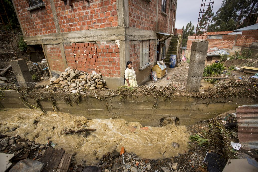 玻利维亚豪雨成灾 首都拉巴斯进入紧急状态