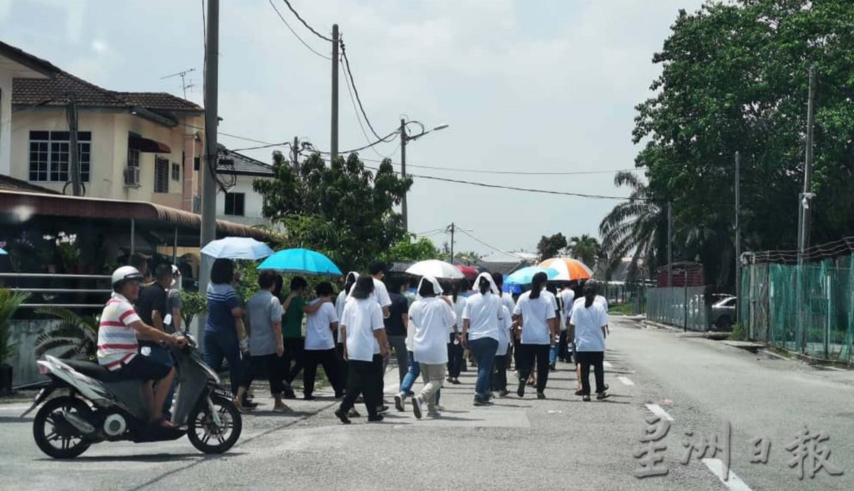 班台弟杀兄嫂命案 约百亲友送两死者最后一程