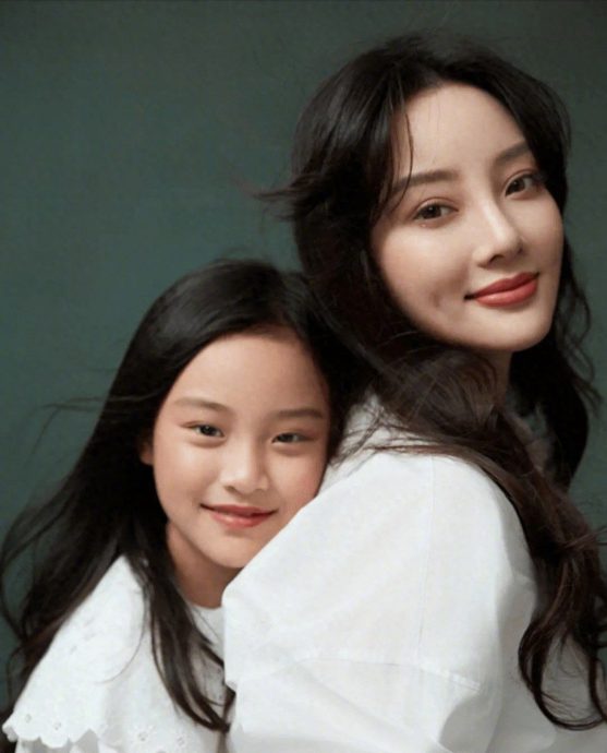 甜馨Cos初音被网暴 道歉后销号退网