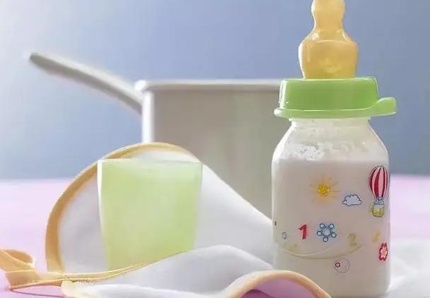 男子20岁还在“吸奶瓶” 原因:不敢让女友看见