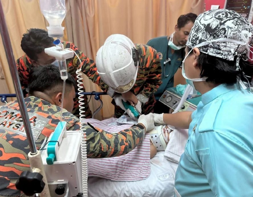 男童走路跌倒 惨遭铁支刺穿胸颈部