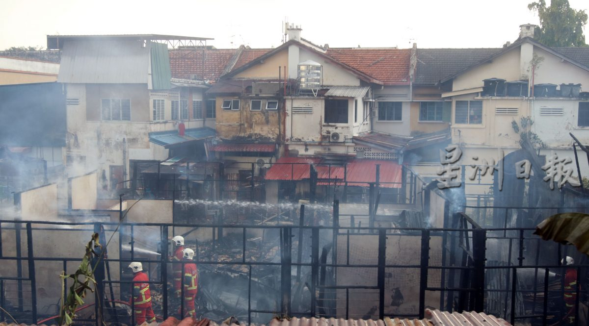 疑焚烧垃圾酿祸,6屋烧毁 20人失家园