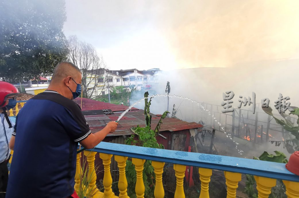 疑焚烧垃圾酿祸,6屋烧毁 20人失家园
