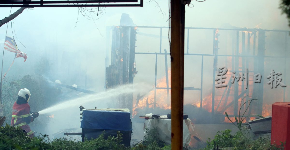 疑焚烧垃圾酿祸,6屋烧毁 20人失家园