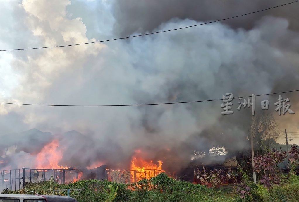 疑焚烧垃圾酿祸,6屋烧毁 20人失家园