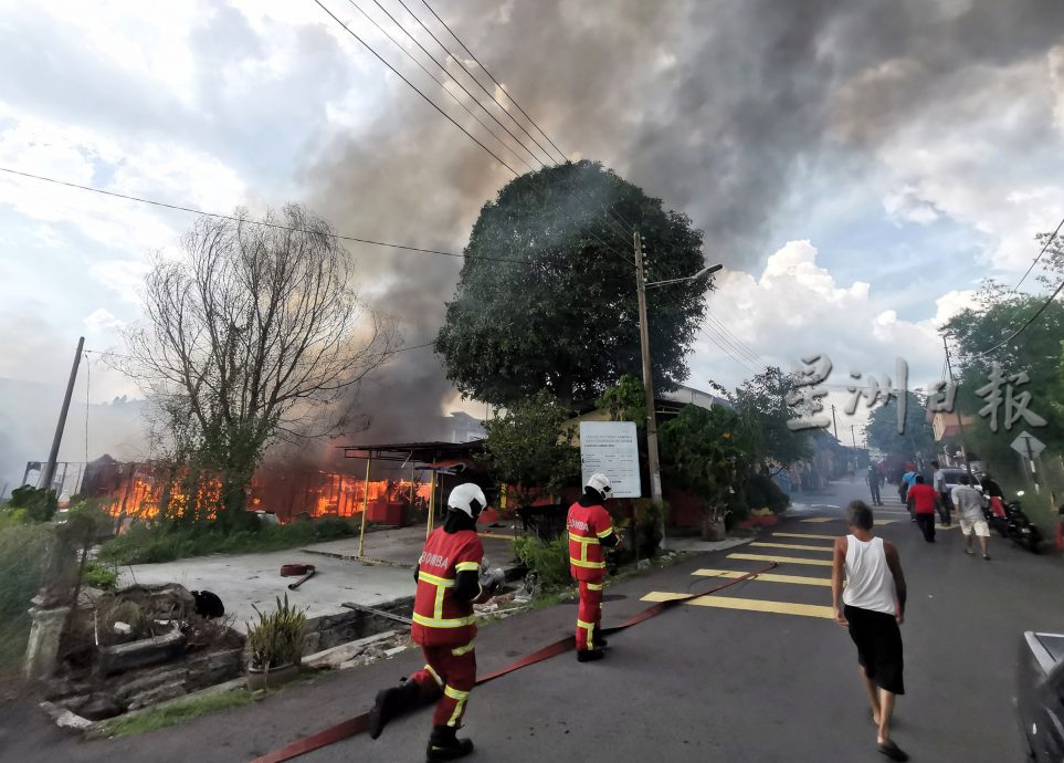 疑焚烧垃圾酿祸,6屋烧毁 20人失家园