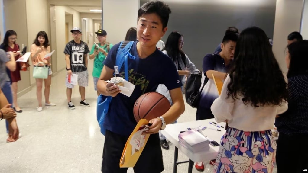 疫情后恢复出国深造 中国年轻人不太想去美国