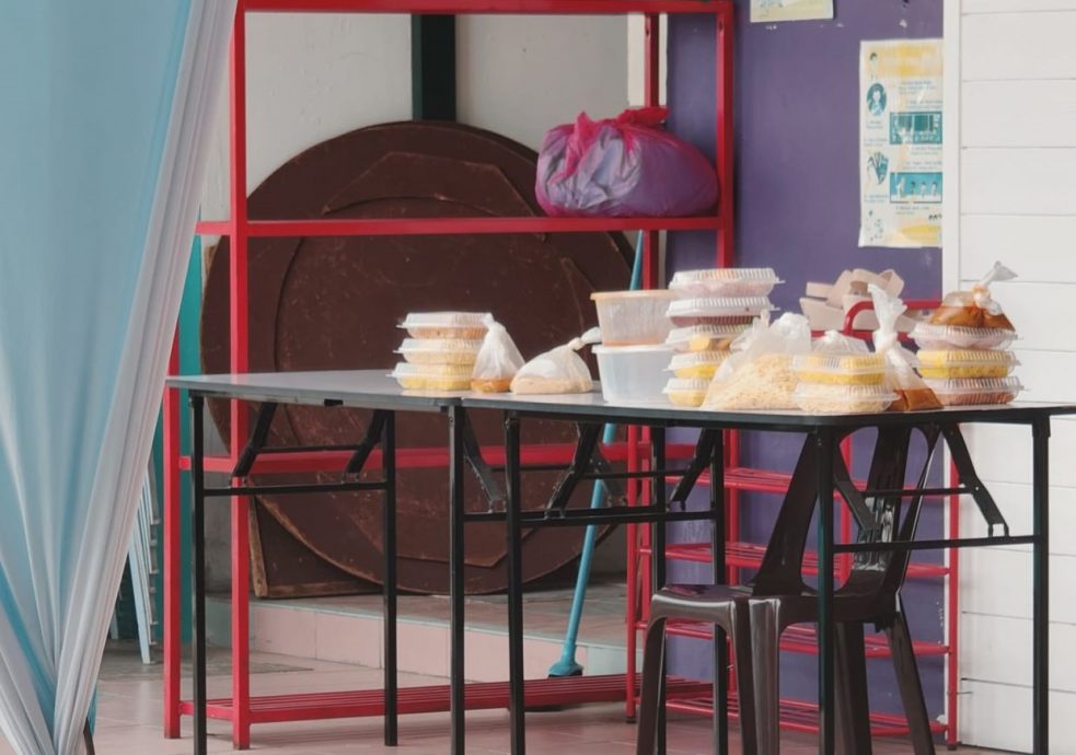 病父没钱开饭载小孩找食物 幼儿园园长:全免费送你