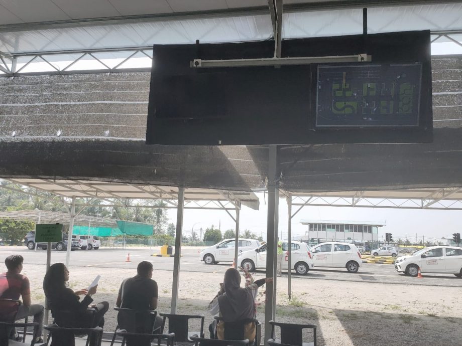 监考员减半加速效率 电子考车1天增30%考生