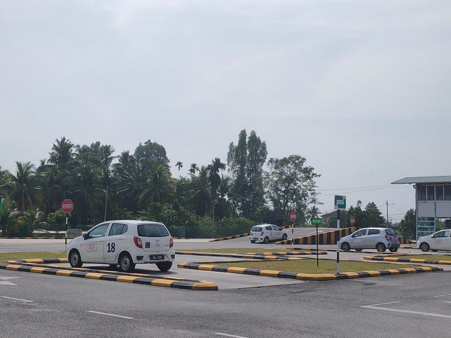 监考员减半加速效率 电子考车1天增30%考生