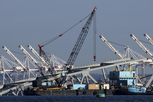 看世界) 巴尔的摩桥残骸清理展开 美8大桥具安全隐患