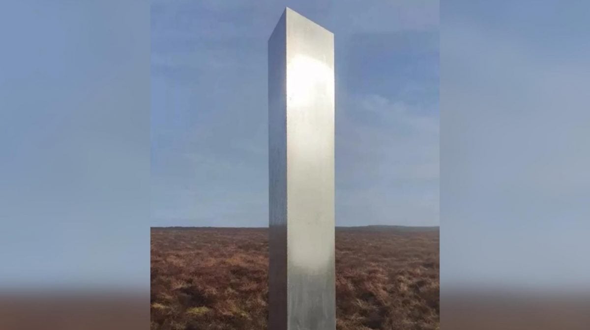 神秘金属碑又现踪!诡异矗立英国山丘 几天后原地消失