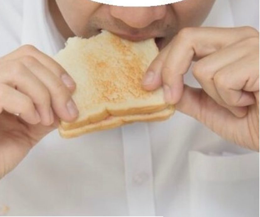 穷人的悲歌!为癌父手术花光钱财 男子面包开水开斋