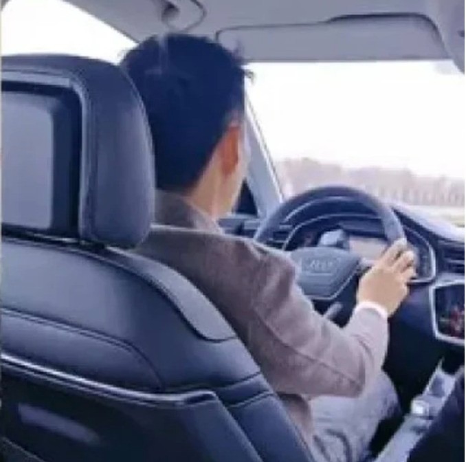 穿睡衣看新车无人理!隔壁车商热情招待 他付全款下订